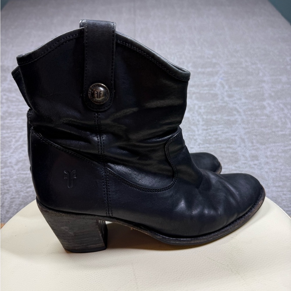 Frye Jackie Button Detail Short Black Leather Western Bootie Size 8.5 - Picture 2 of 9